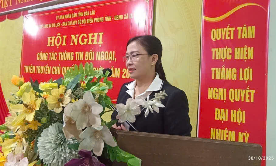 Bà Nguyễn Thị Phương Thúy, Trưởng phòng Tổ chức - Pháp chế (Sở Văn hoá, Thể thao và Du lịch Đắk Lắk phát biểu khai mạc hội nghị.